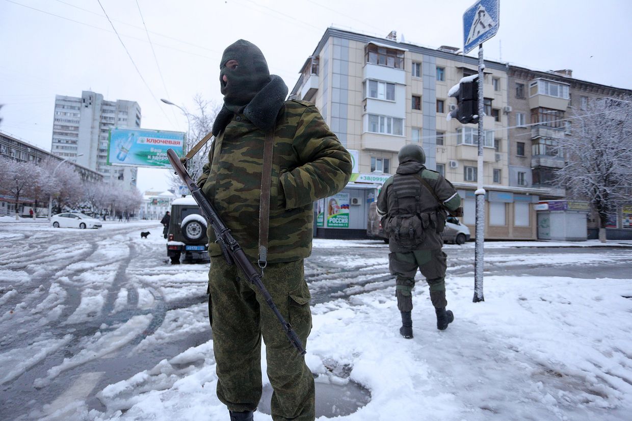 Вооруженные люди в военной форме в Луганске