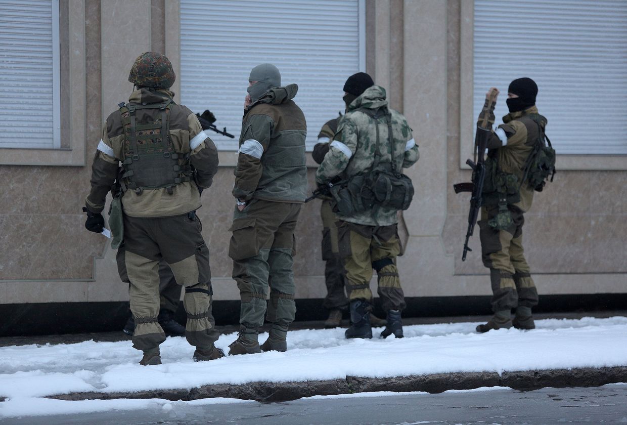 Вооруженные люди в военной форме в Луганске