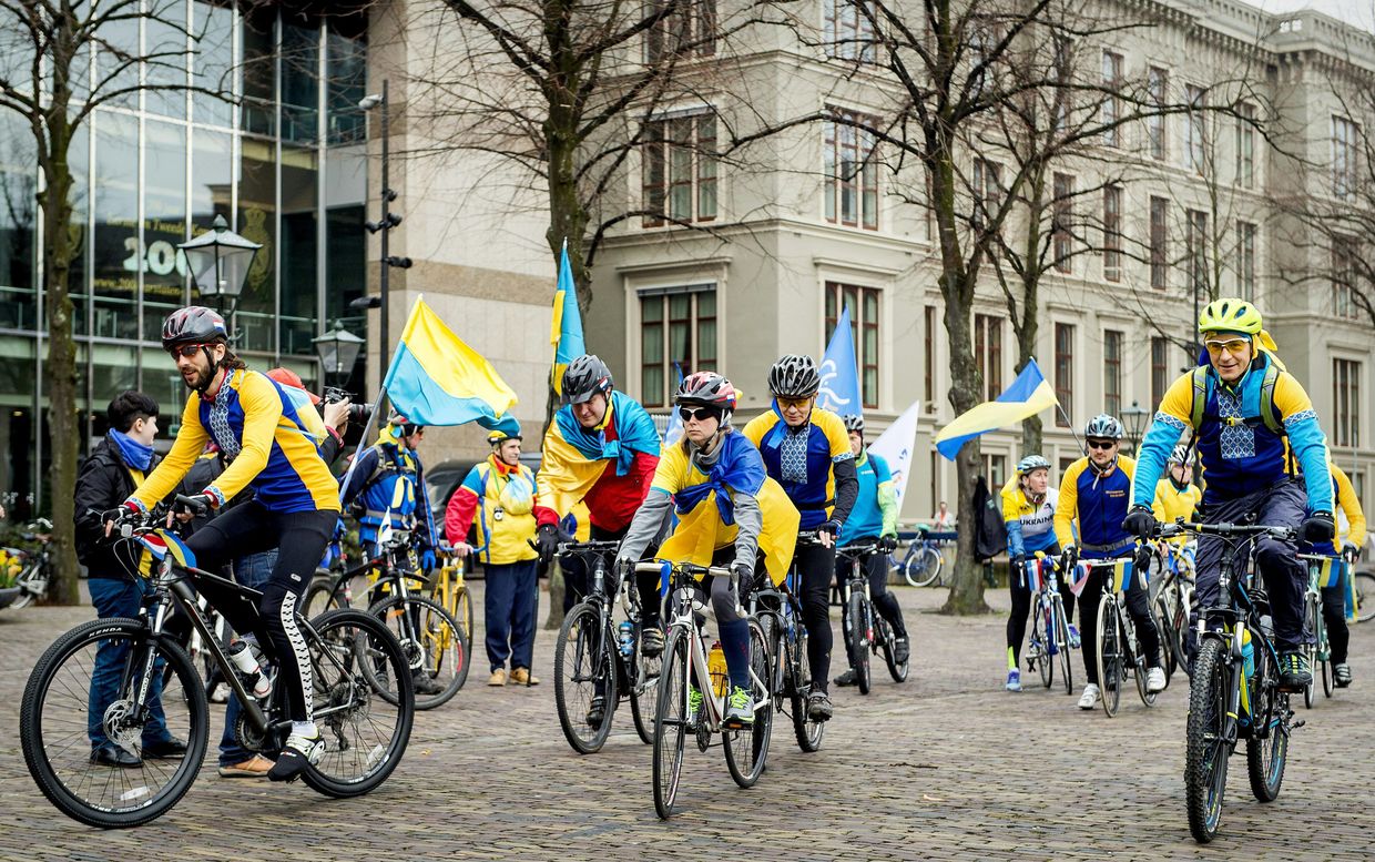 Украинские велосипедисты у здания парламента Нидерландов в Гааге