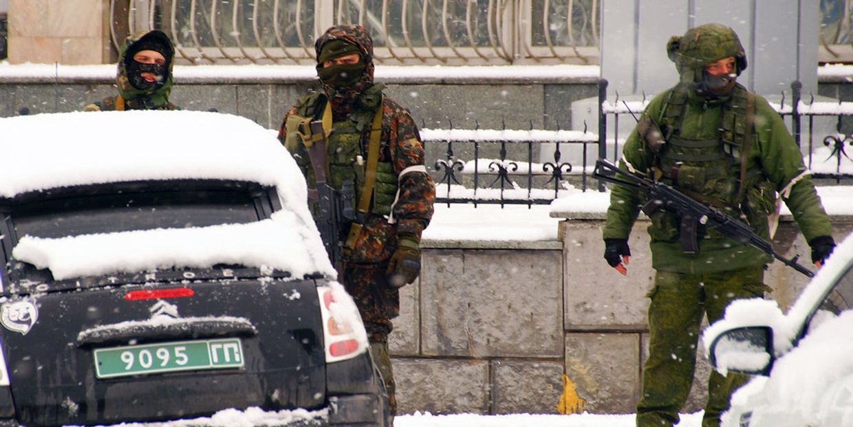 Вооруженные люди в Луганске