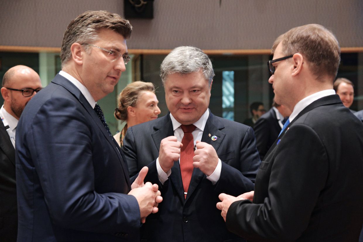 Премьер-министр Хорватии Андрей Пленкович и президент Украины Петр Порошенко на 5-м Саммите Восточного партнерства в Брюсселе. 24 ноября 2017