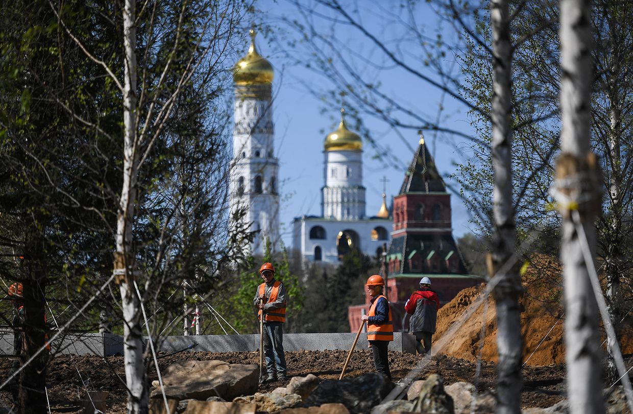 Рабочие во время строительства ландшафтного парка Зарядье в Москве. Архивное фото