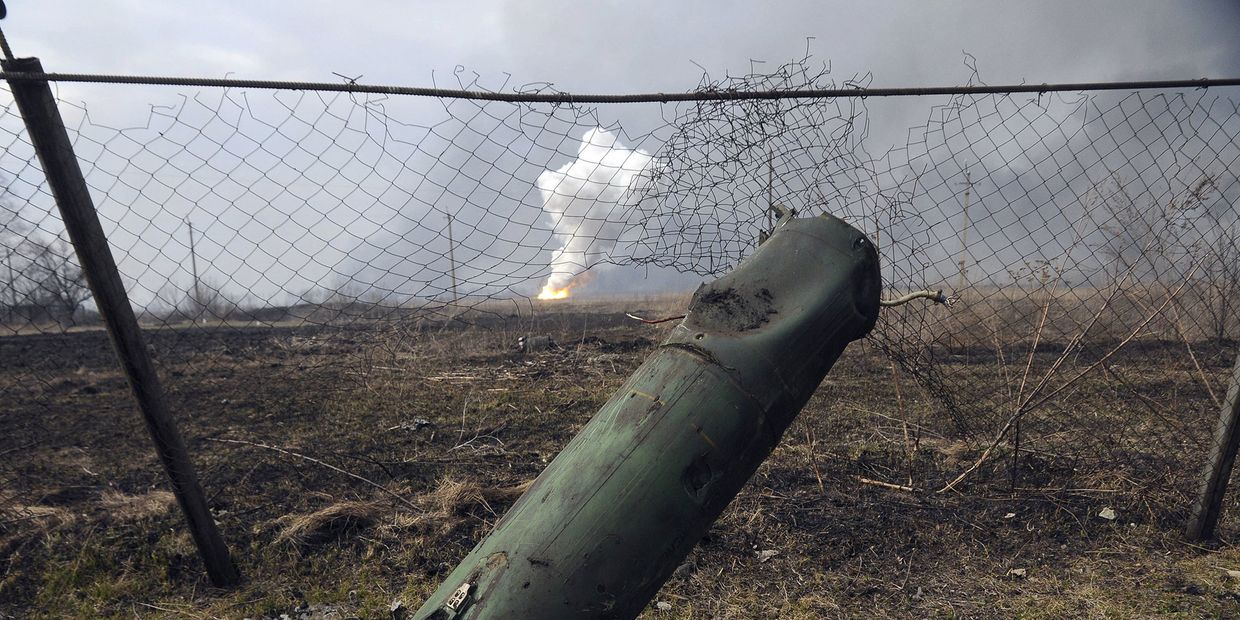 Часть ракеты, на фоне пожара и взрывов на складах боеприпасов в Балаклее, Украина