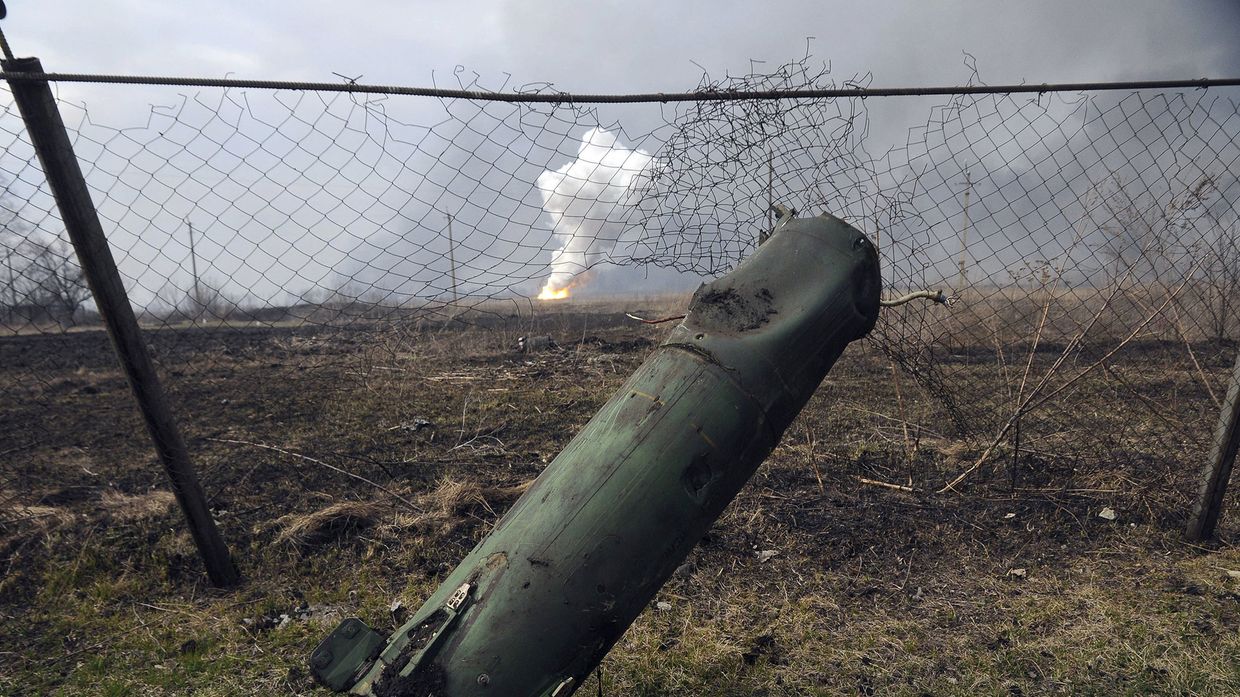 Часть ракеты, на фоне пожара и взрывов на складах боеприпасов в Балаклее, Украина