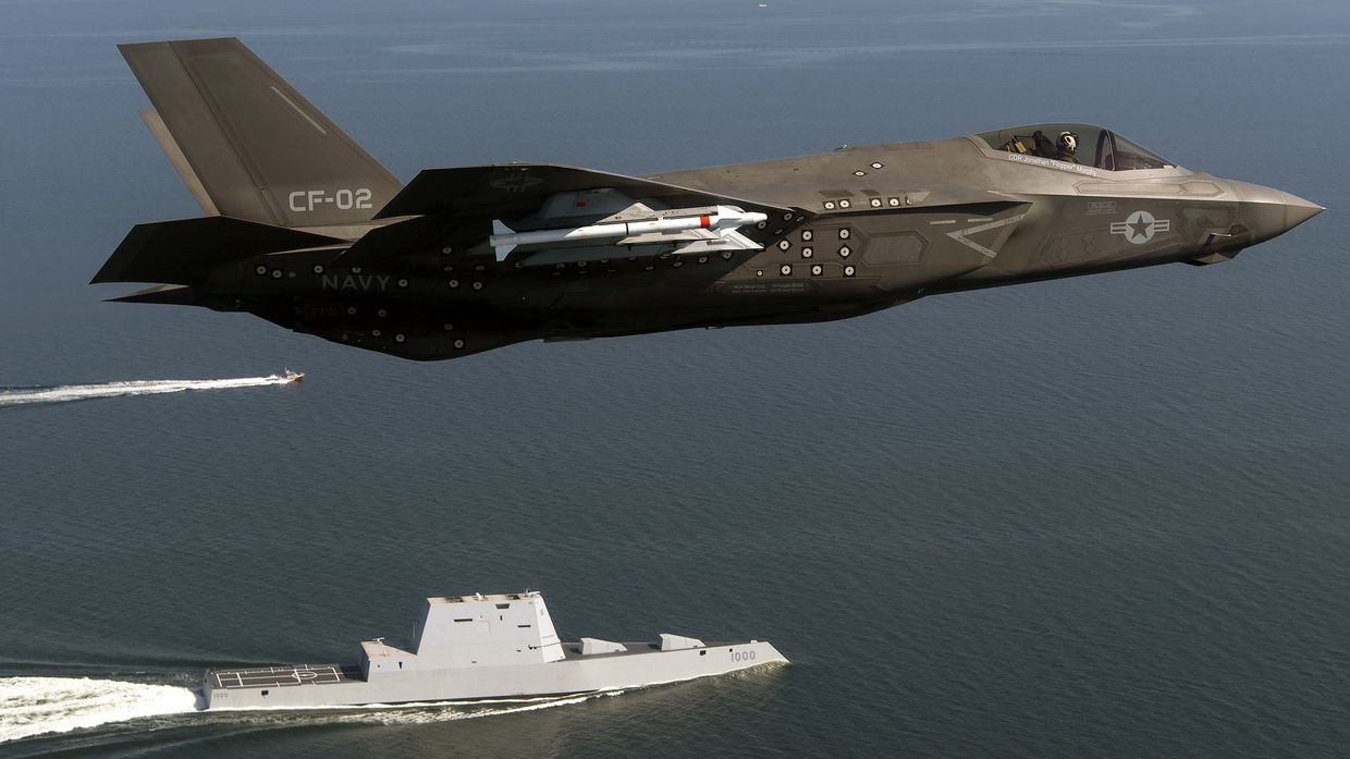 Истребитель F-35 и эсминец Зумвальт