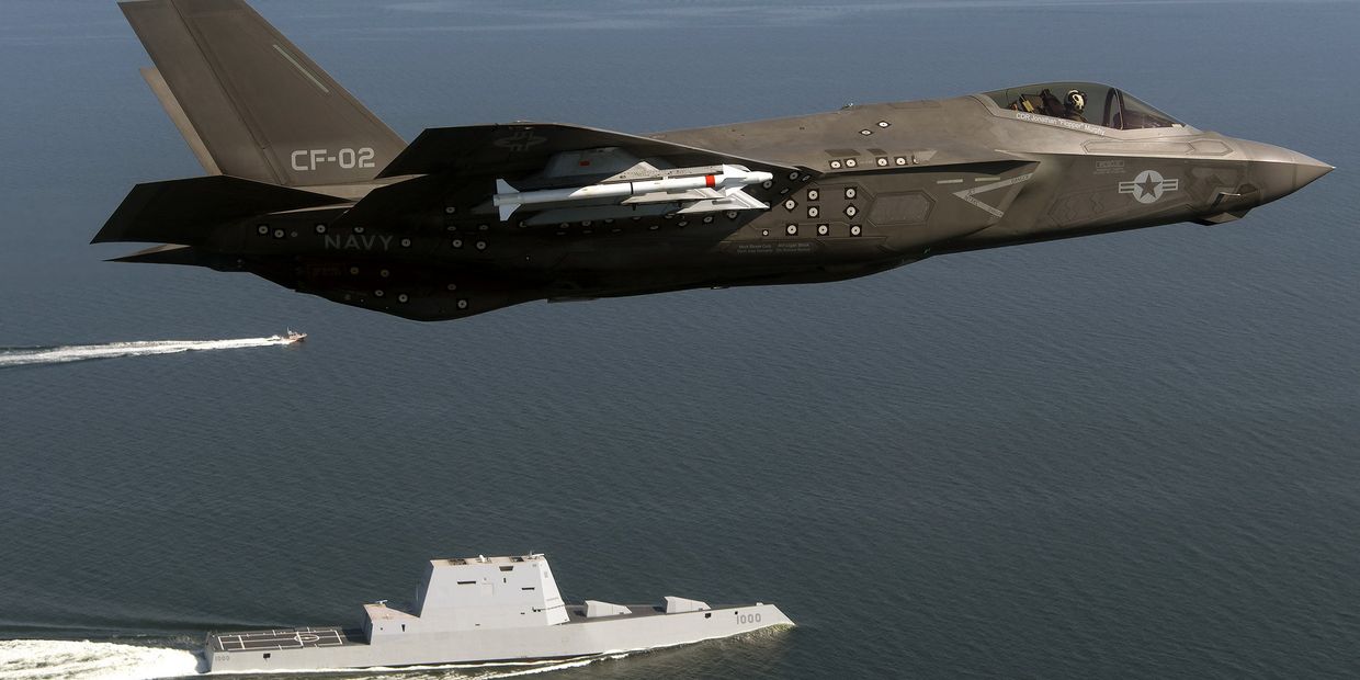 Истребитель F-35 и эсминец Зумвальт