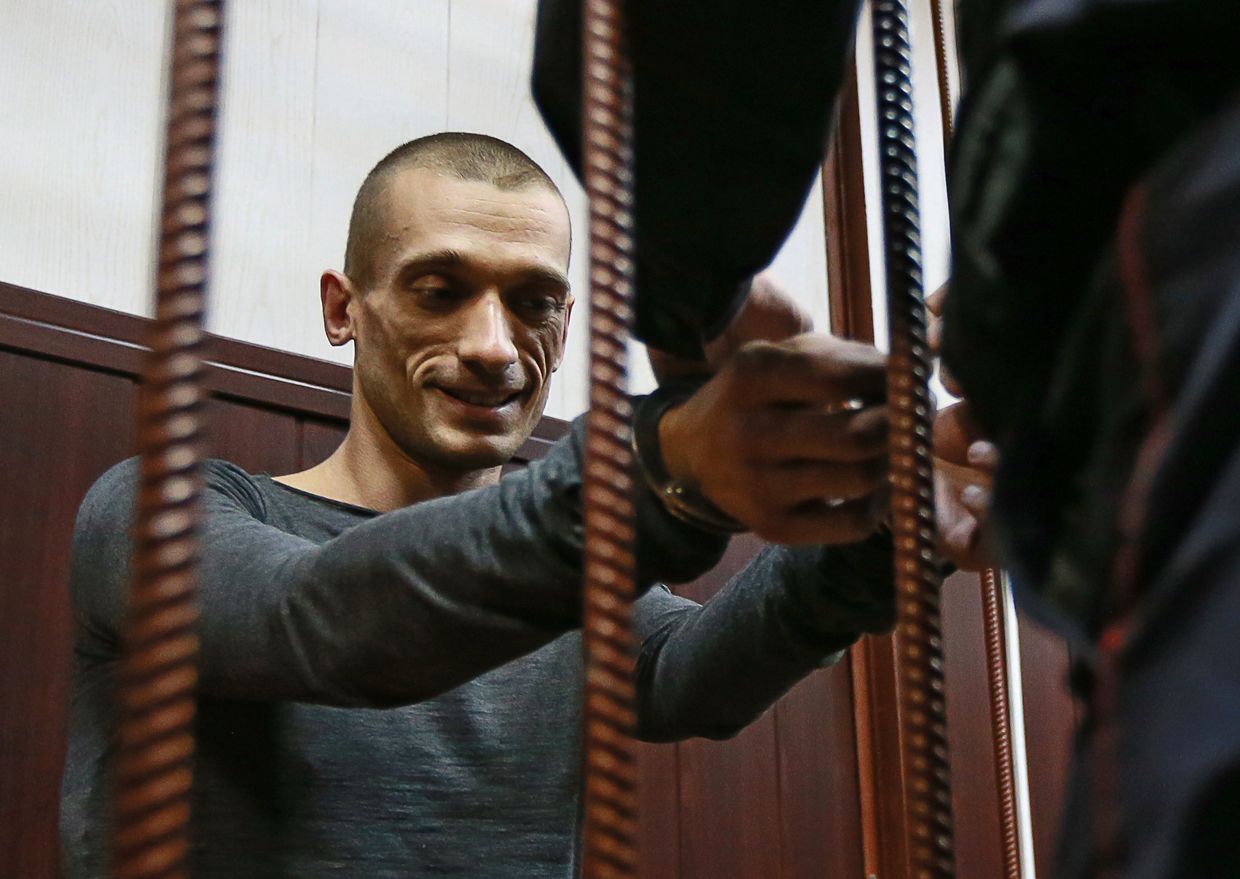 Рассмотрение ходатайства следствия об избрание меры пресечения художнику П.Павленскому
