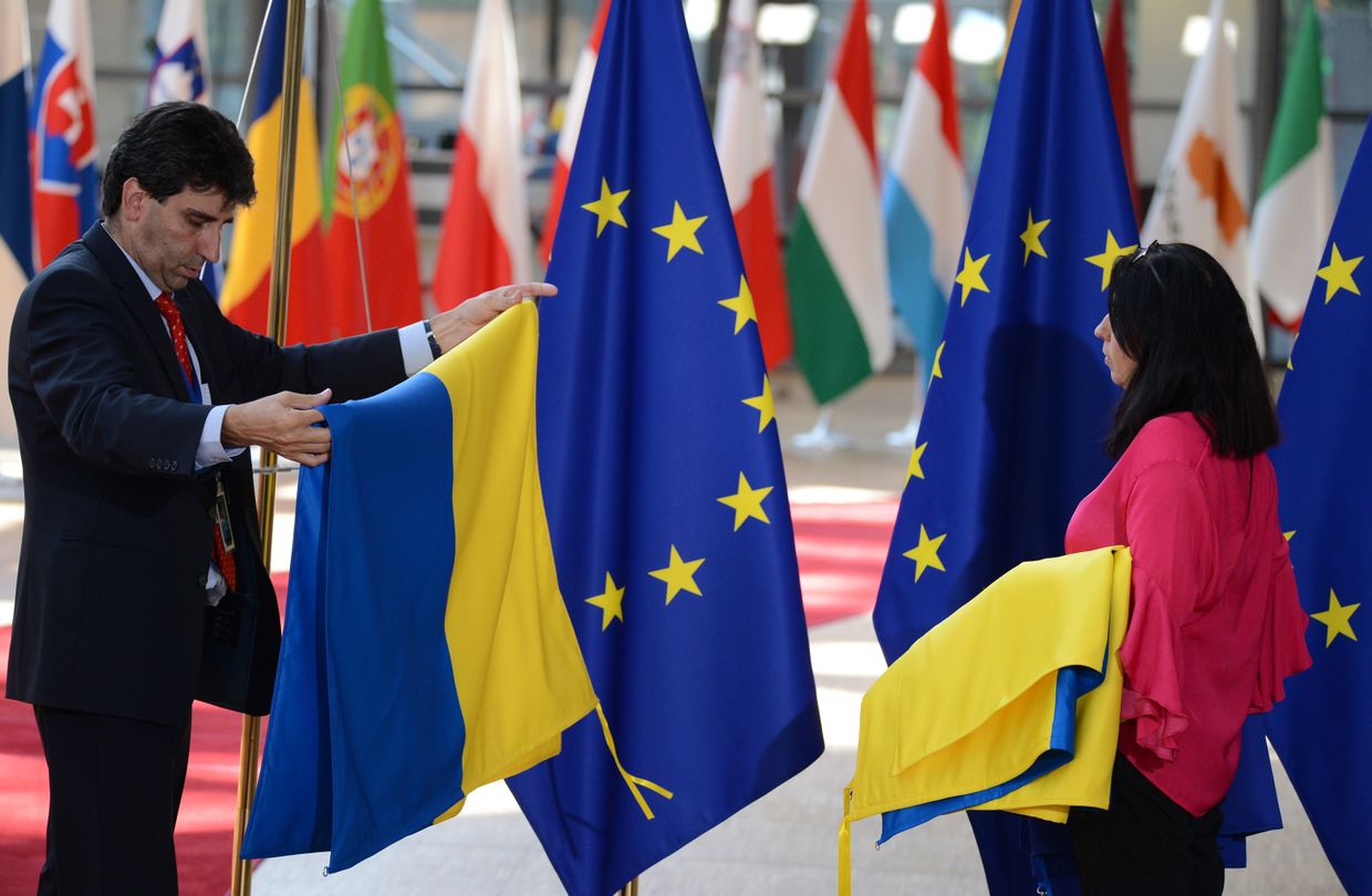 Флаги ЕС и Украины в Брюсселе