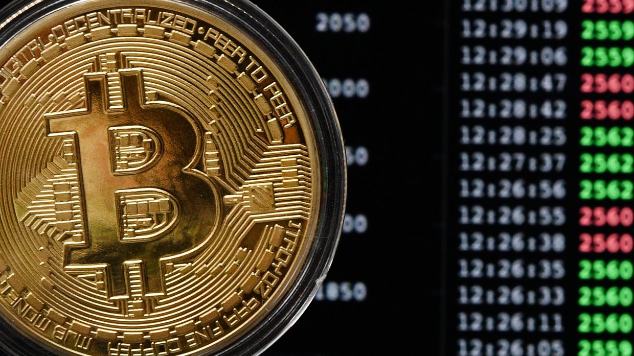 Сувенирная монета криптовалюты биткойн в MaRSe Bitcoin Center в Москве