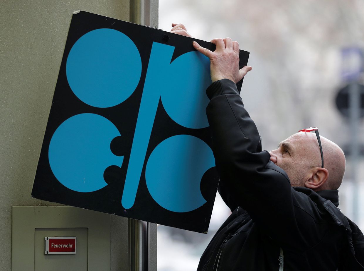 Логотип OPEC у входа в штаб-квартиру перед встречей министров в Вене, Австрия