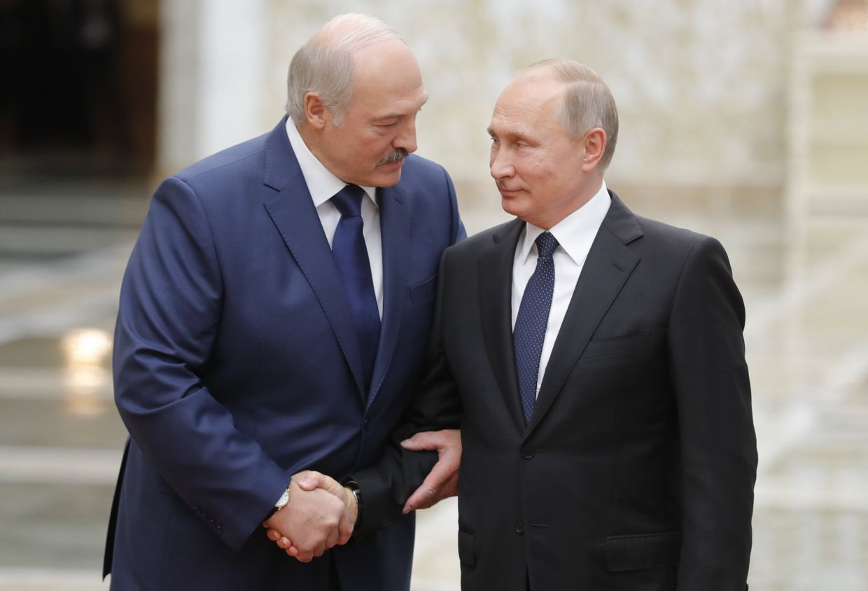 Президент РФ Владимир Путин и президент Белоруссии Александр Лукашенко на встрече глав ОДКБ в Минске. 30 ноября 2017
