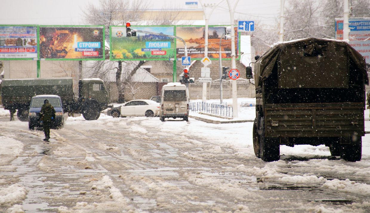 Военная техника у здания прокуратуры в Луганске