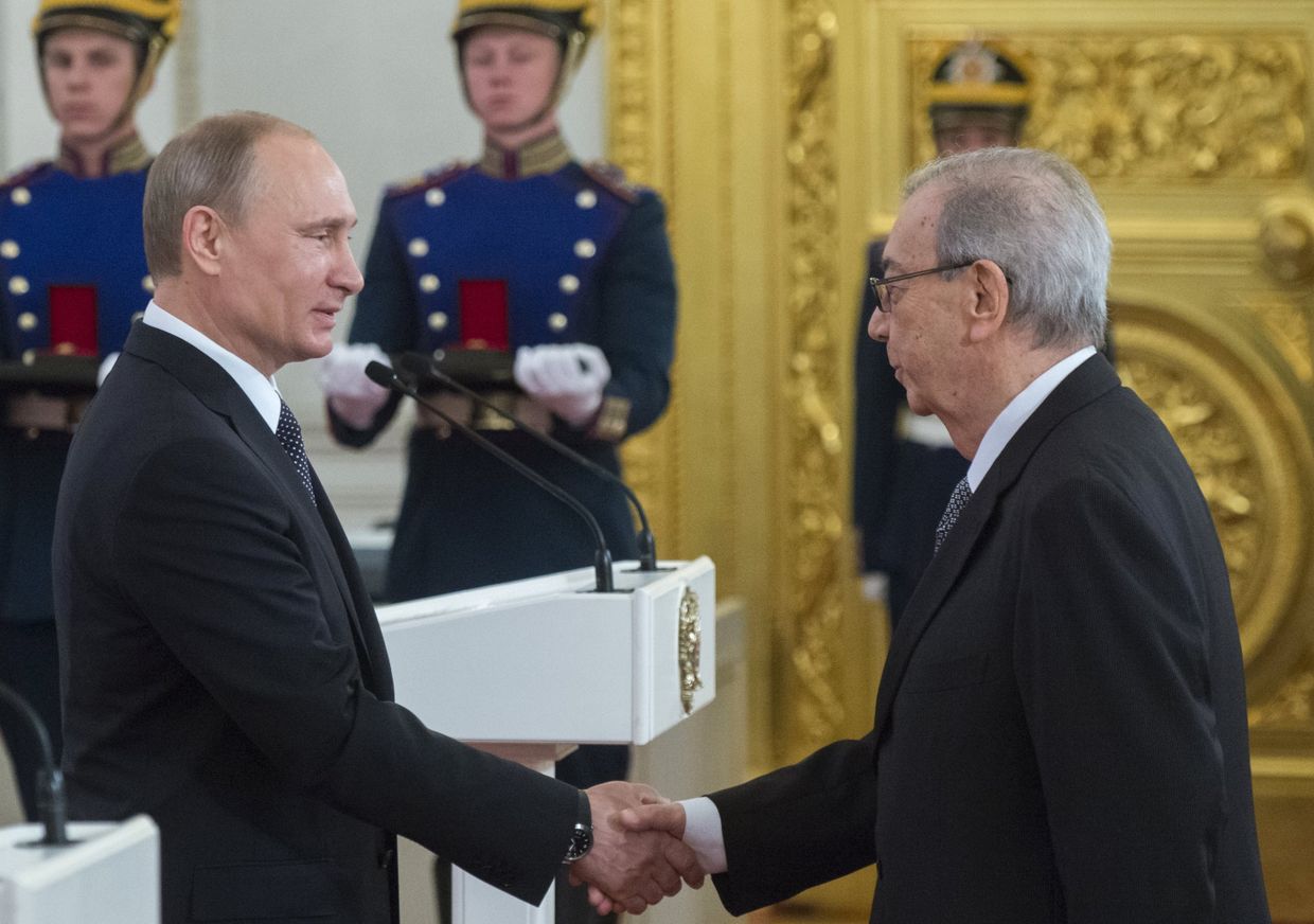 Президент России Владимир Путин (слева) и лауреат премии за выдающиеся достижения в области гуманитарной деятельности Евгений Примаков Президент России Владимир Путин (слева) и лауреат премии за выдающиеся достижения в области гуманитарной деятельности Евгений Примаков