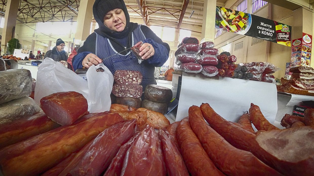 Продажа мясных изделий на рынке в Одессе