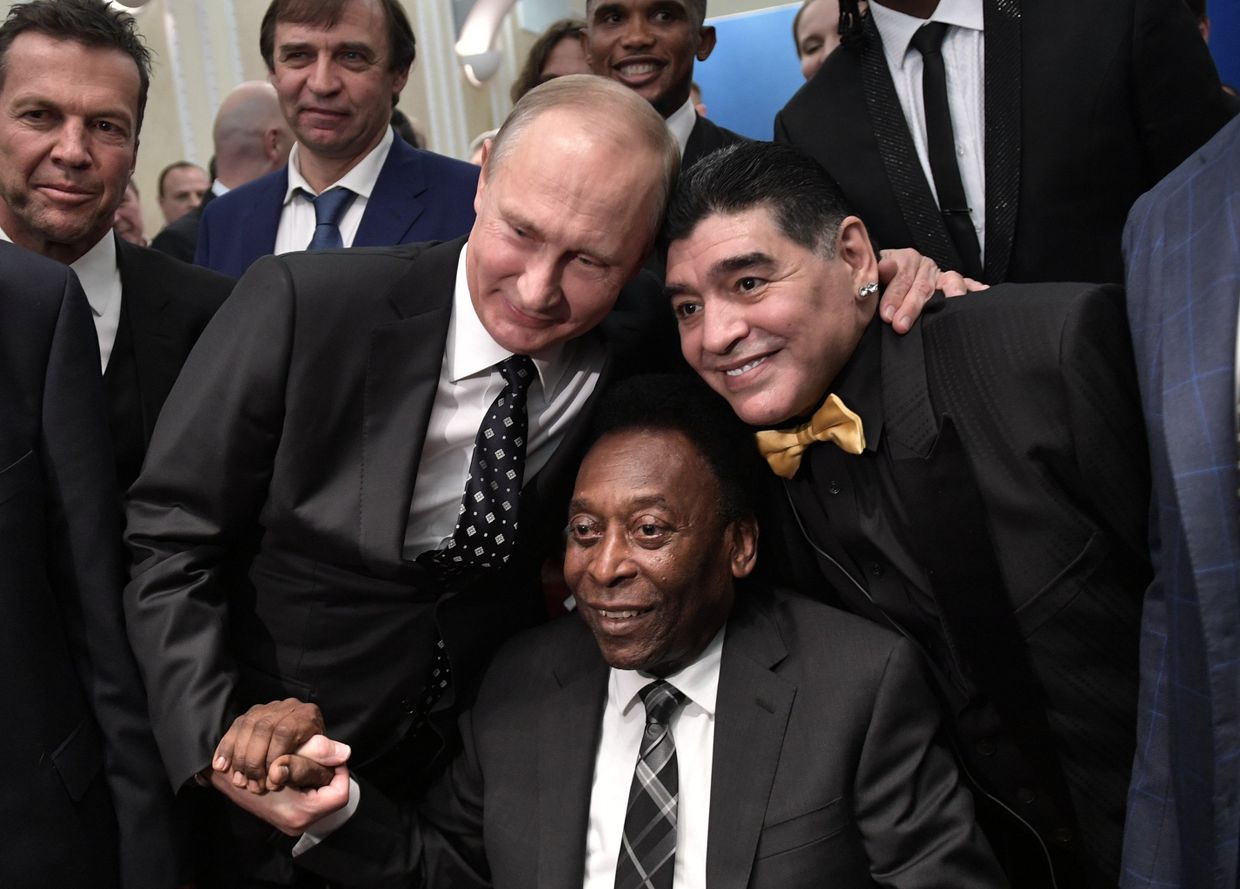 Президент РФ Владимир Путин, бразильский футболист Пеле и аргентинский футболист Диего Марадона (слева направо на первом плане) во время встречи президента РФ со звёздами мирового футбола перед финальной жеребьёвкой чемпионата мира по футболу ФИФА 2018