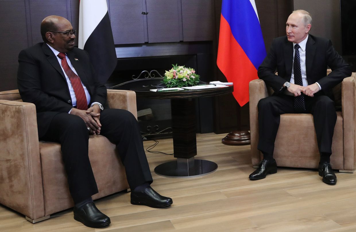 Президент РФ Владимир Путин и президент Судана Омар Башир во время встречи. 23 ноября 2017 Президент РФ Владимир Путин и президент Судана Омар Башир во время встречи. 23 ноября 2017
