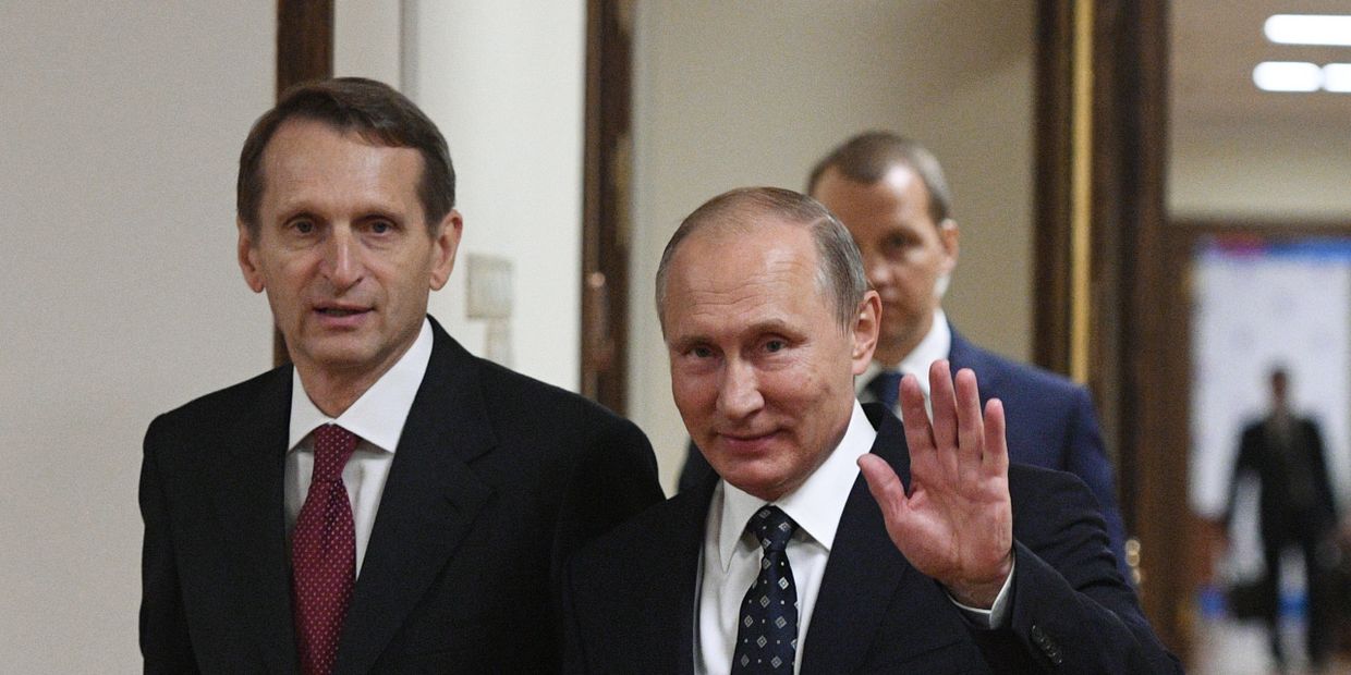 Президент РФ Владимир Путин и директор Службы внешней разведки РФ Сергей Нарышкин перед началом первого заседания Государственной Думы РФ нового созыва. 5 октября 2016