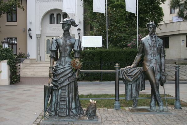 Скульптуры героев рассказа А.П. Чехова Дама с собачкой на набережной Ялты