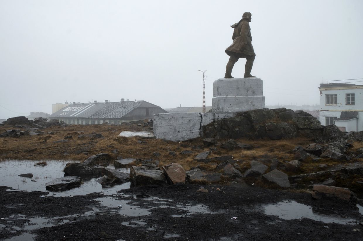 Арктический поселок Диксон на берегу Карского моря Арктический поселок Диксон на берегу Карского моря
