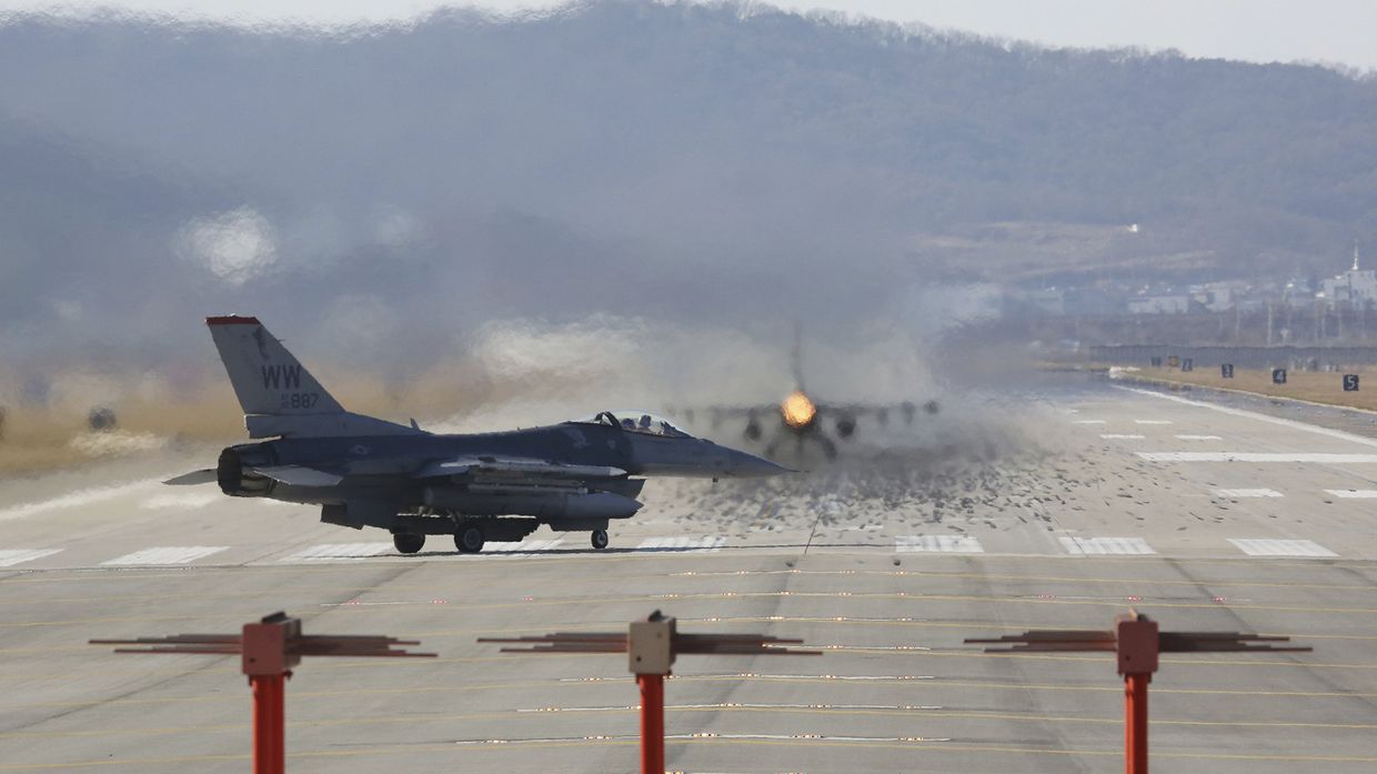 Американский самолет f-16 на авиабазе Осана во время совместных учений с Южной Кореей