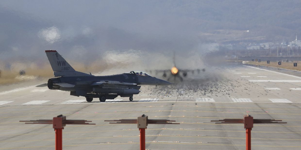 Американский самолет f-16 на авиабазе Осана во время совместных учений с Южной Кореей