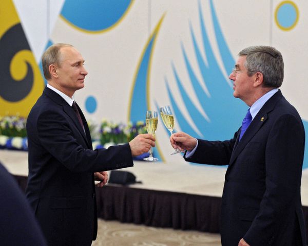 Президент России Владимир Путин и президент МОК Томас Бах
