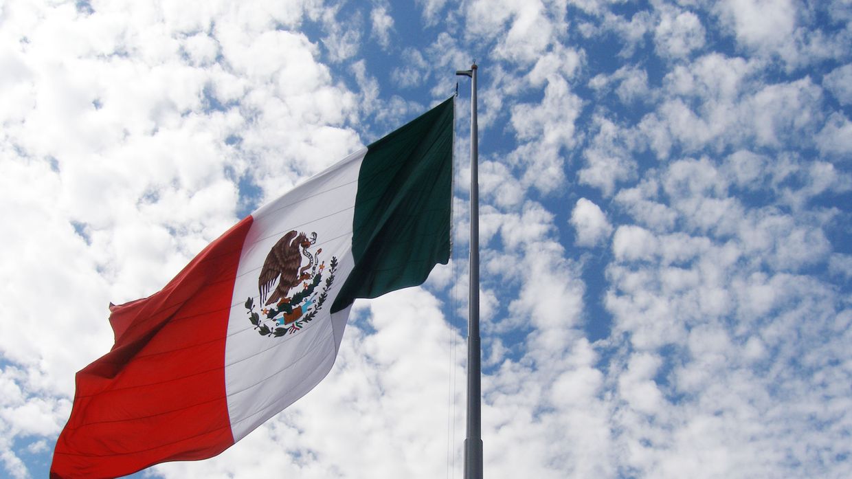 Флаг Мексики на центральной площади Мехико. Архивное фото