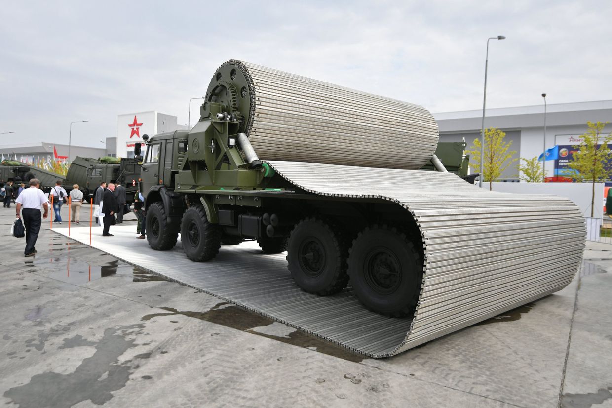Многоцелевой механизированный комплекс оперативного развертывания временных дорог КВД на международном военно-техническом форуме Армия-2017. 23 августа 2017