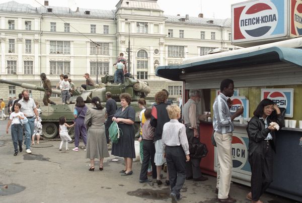 Танк, стоящий на одной из улиц Москвы во время августовского путча 1991 года