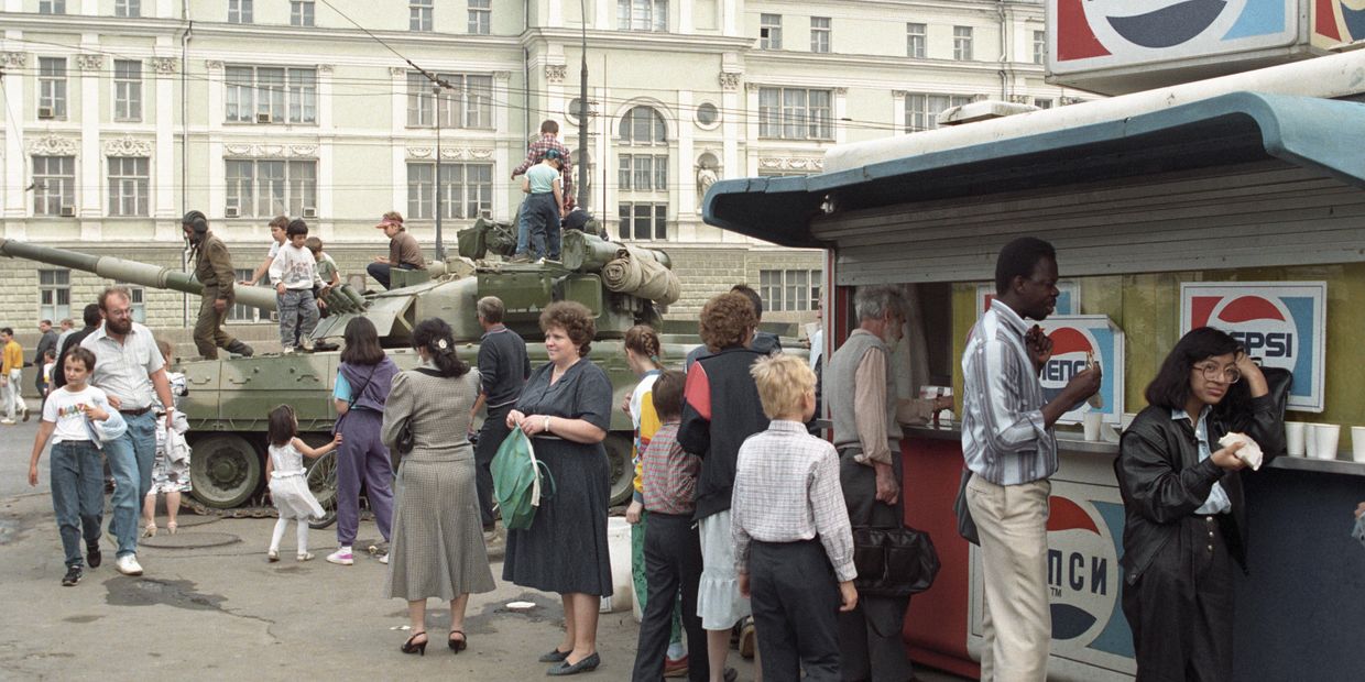 Танк, стоящий на одной из улиц Москвы во время августовского путча 1991 года