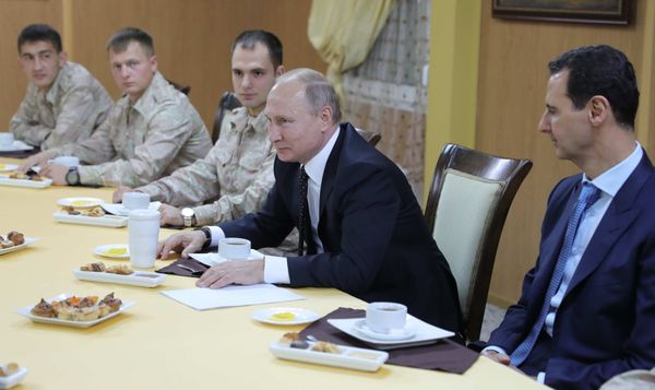 Президент РФ Владимир Путин и президент Сирийской Арабской Республики Башар Асад во время общения с военнослужащими авиабазы Хмеймим в Сирии
