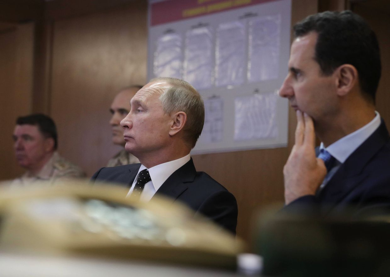 Владимир Путин и президент Сирийской Арабской Республики Башар Асад во время посещения авиабазы Хмеймим в Сирии. 11 декабря 2017