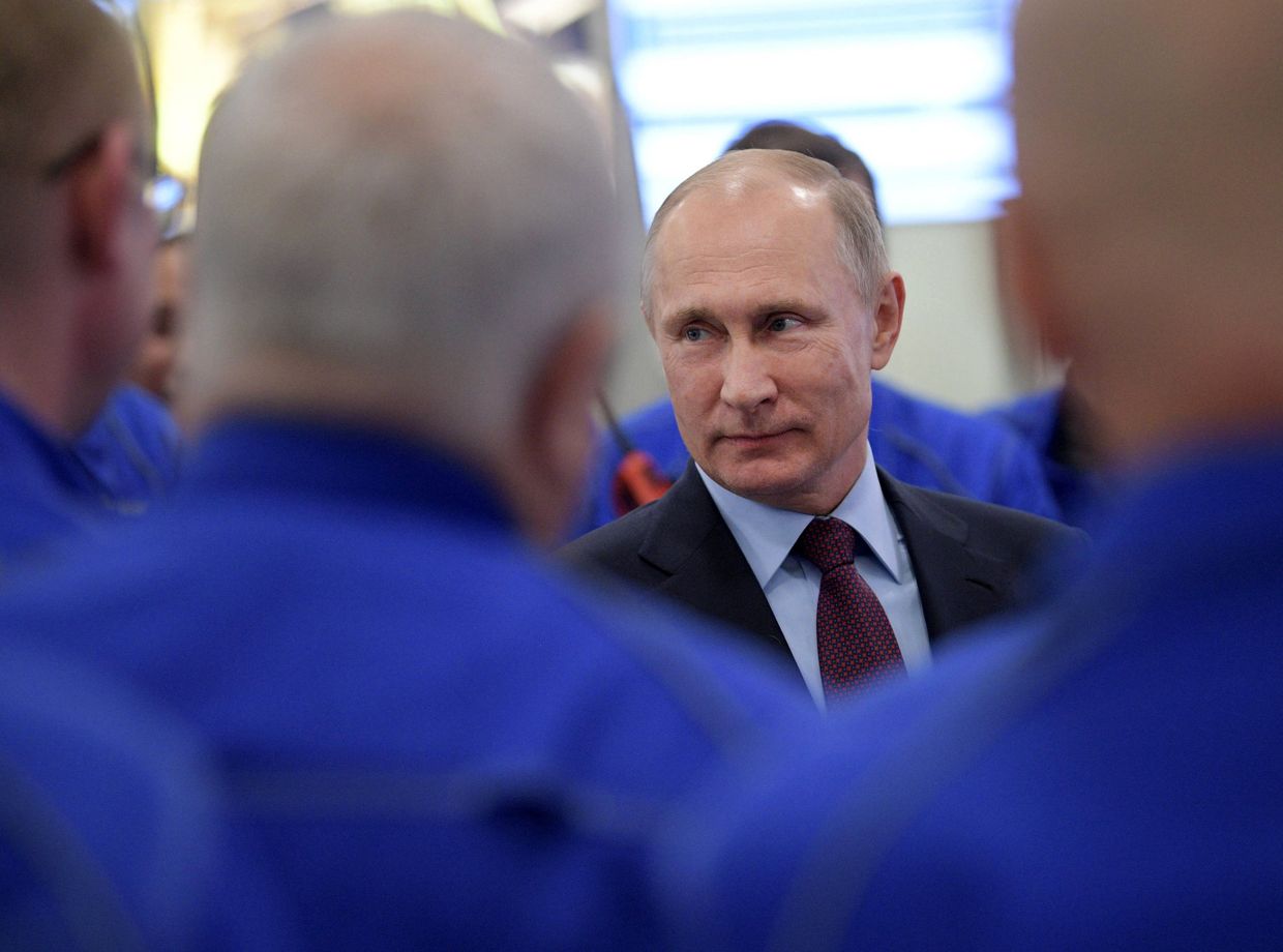 Владимир Путин во время посещения завода по сжижению природного газа Ямал СПГ в поселке Сабетта. 8 декабря 2017 Владимир Путин во время посещения завода по сжижению природного газа Ямал СПГ в поселке Сабетта. 8 декабря 2017