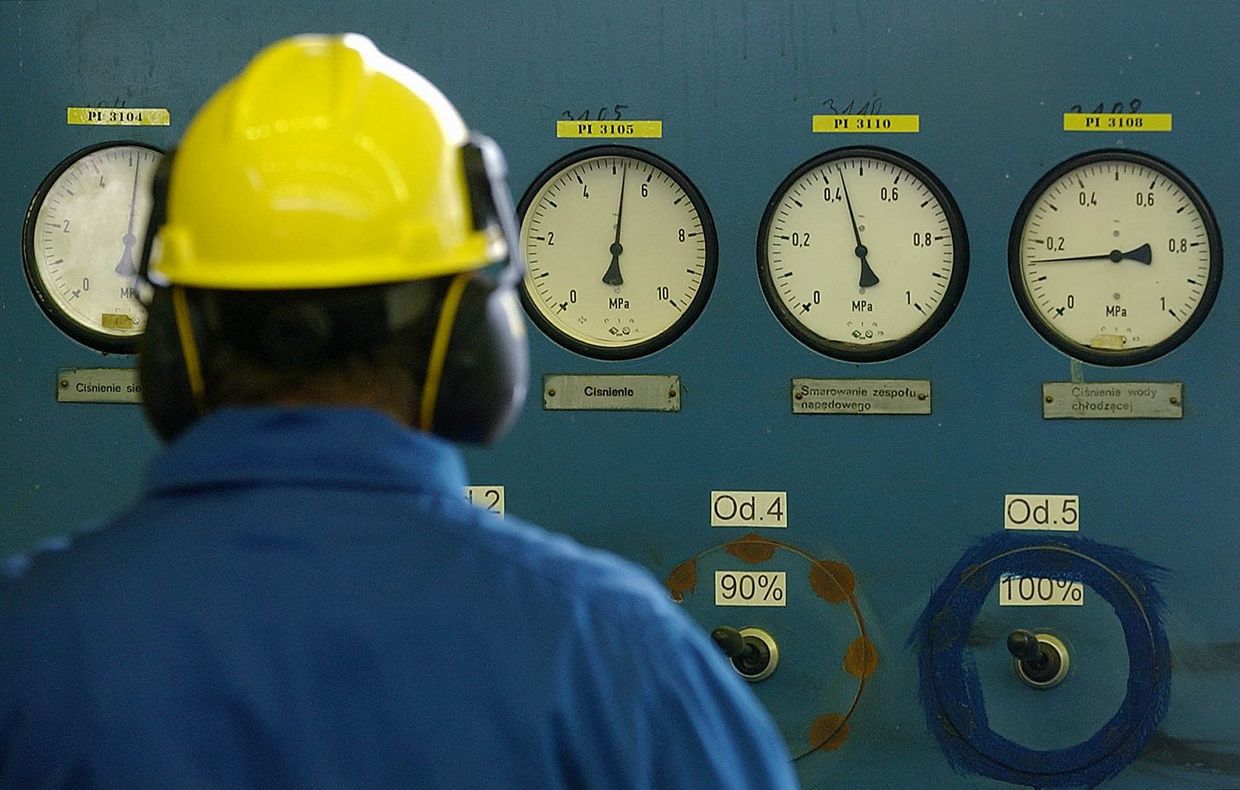 Работник газовой станции PGNiG в окресностях Варшавы, Польша