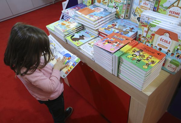 Ребеной на книжной ярмарке в Пириже