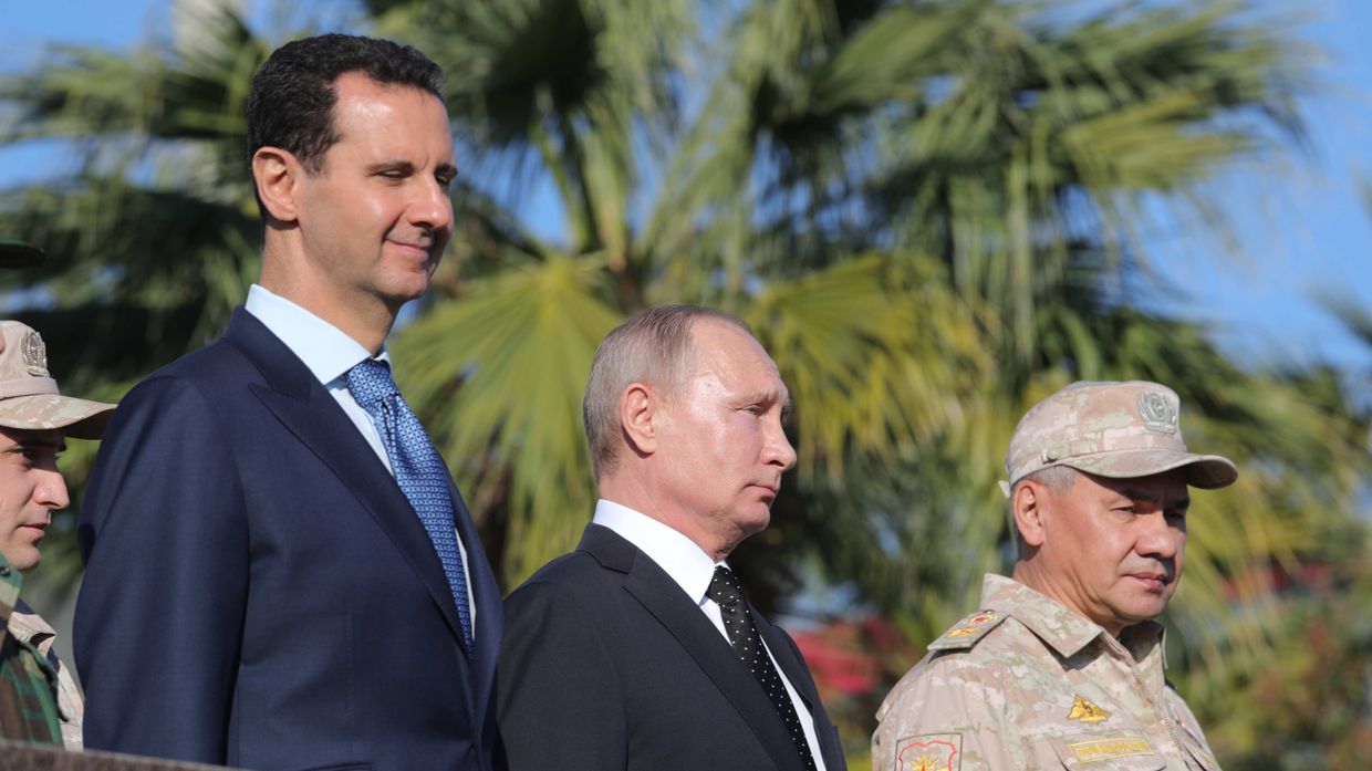 Владимир Путин, президент Сирийской Арабской Республики Башар Асад и министр обороны России Сергей Шойгу во время посещения авиабазы Хмеймим в Сирии. 11 декабря 2017