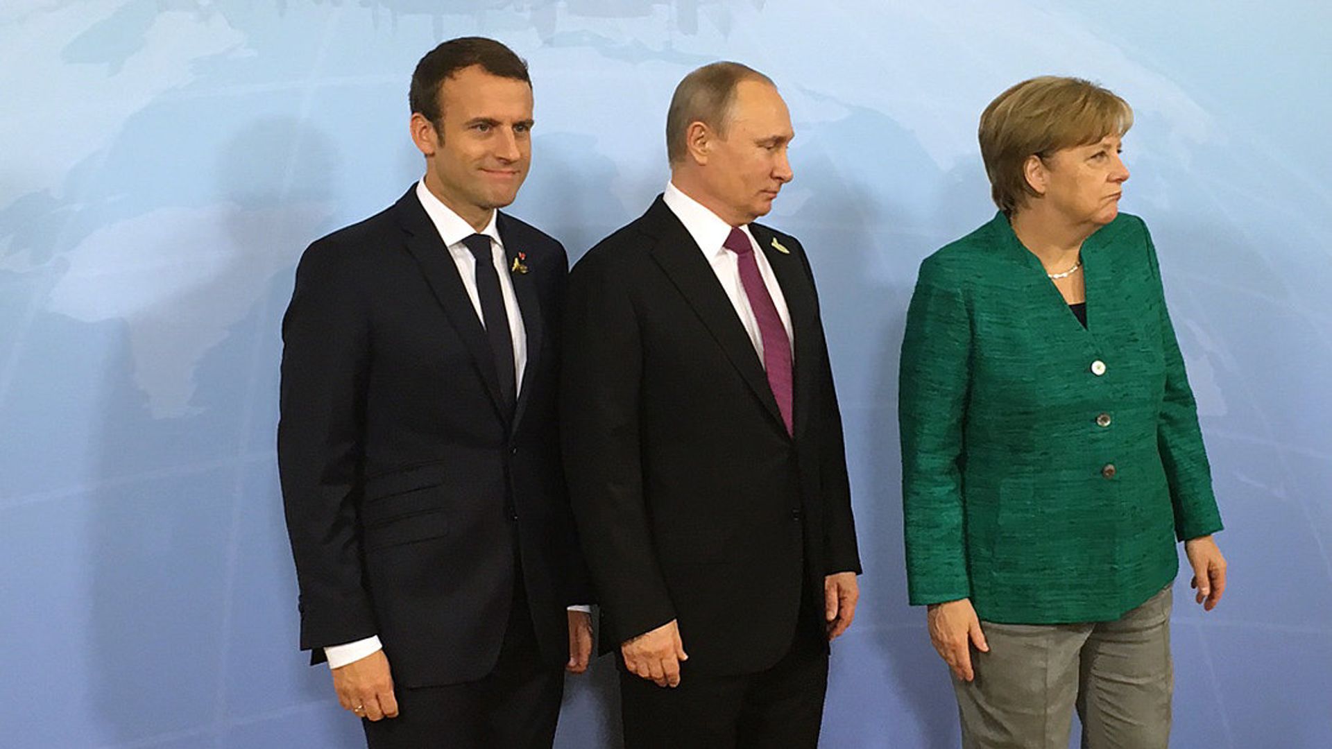 Президент России Владимир Путин, канцлер ФРГ Ангела Меркель и президент Франции Эммануэль Макрон во время встречи на саммите G20 в Гамбурге. 8 июля 2017 - ИноСМИ, 1920, 22.09.2021