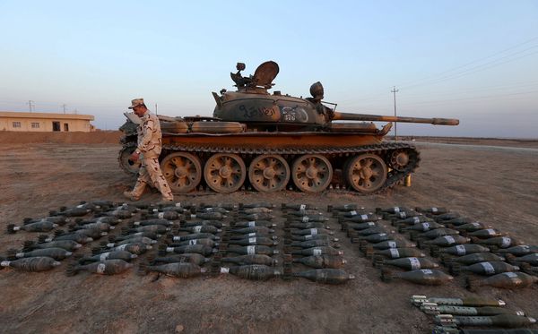 Боеприпасы, конфискованные у бойцов ИГИЛ (запрещено в РФ) недалеко от Мосула