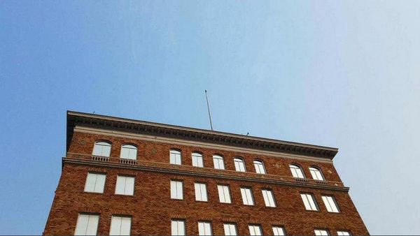 Здание консульства РФ в Сан-Франциско со снятым российским флагом Здание консульства РФ в Сан-Франциско со снятым российским флагом