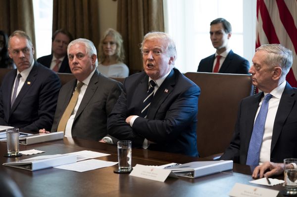 Президент США Дональд Трамп во время заседания кабинета министров в Белом доме в Вашингтоне, округ Колумбия. 16 октября 2017 Президент США Дональд Трамп во время заседания кабинета министров в Белом доме в Вашингтоне, округ Колумбия. 16 октября 2017