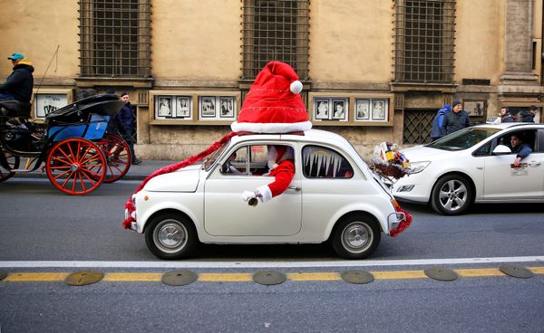 Санта за рулем автомобиля Fiat 500 в Риме