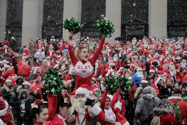 Участники фестиваля Санта-Клаусов SantaCon в Нью-Йорке