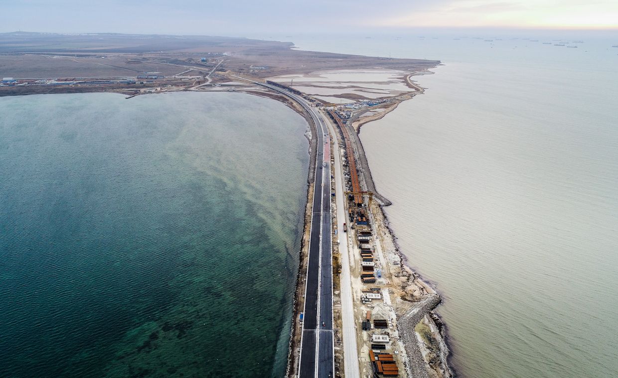 Вид на строящийся Крымский мост в Керченском проливе