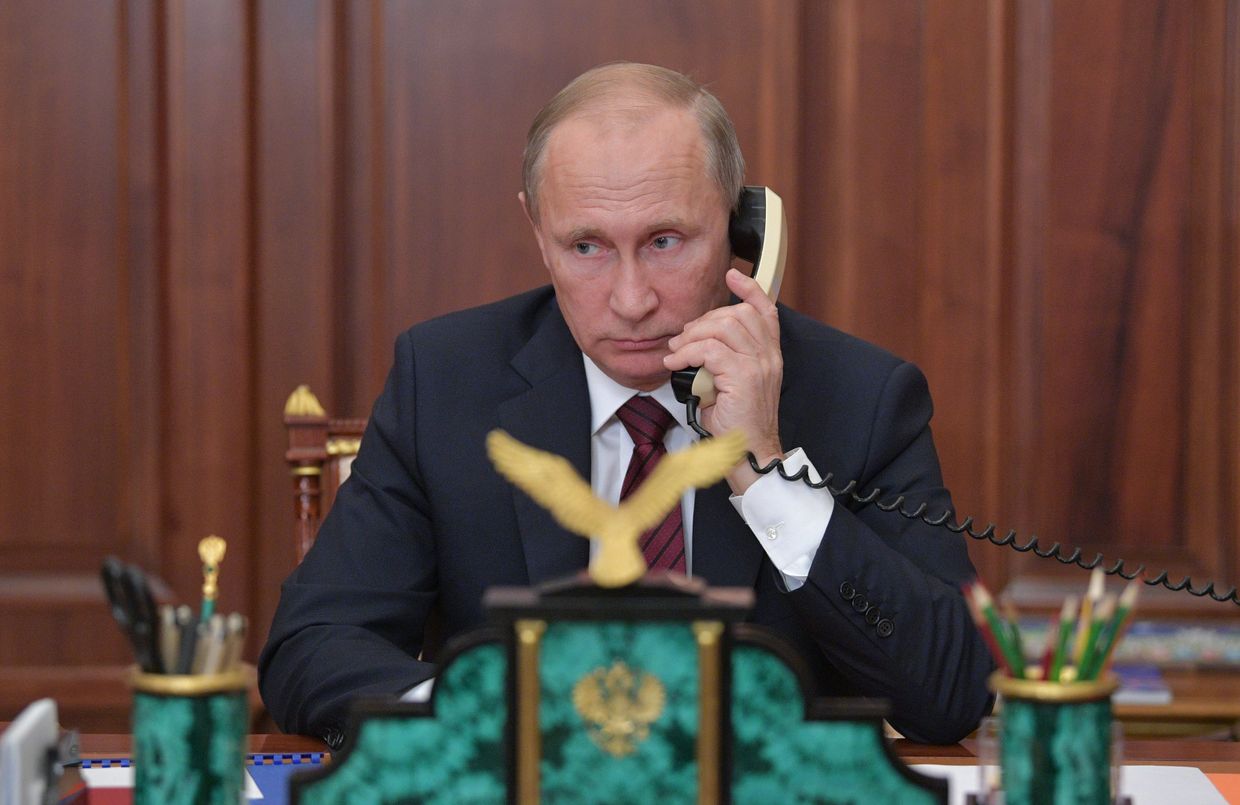 Владимир Путин во время телефонного разговора