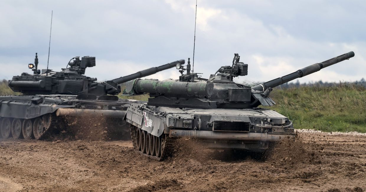 Танки Т-90 (слева) и Т-80У во время демонстрационного показа