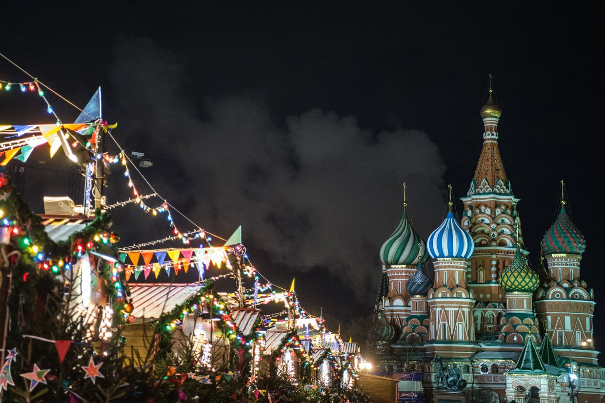 Праздничная иллюминация и Покровский собор на Красной площади в Москве