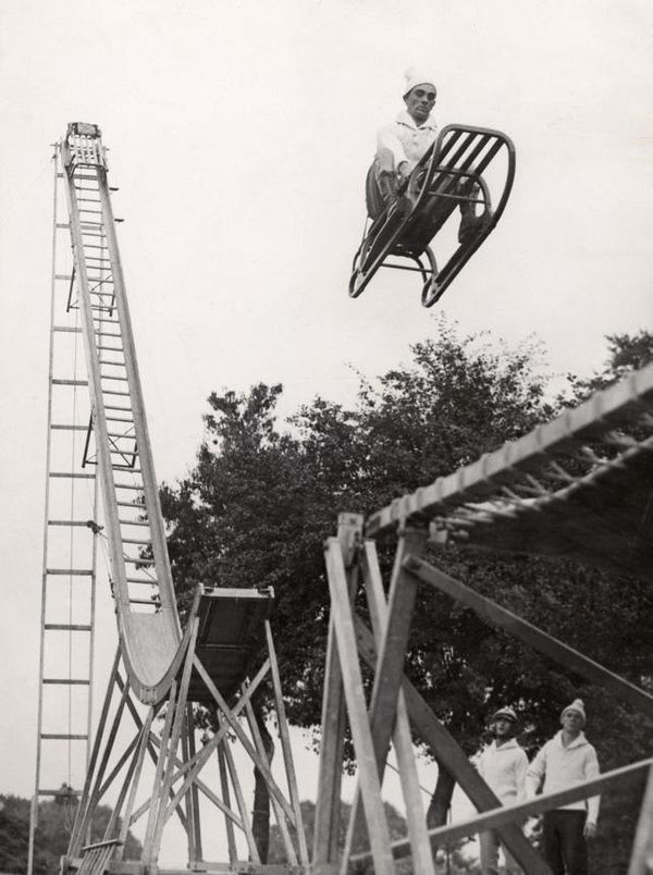 Met de slee van de springschans / Sleigh leaving ski-jump