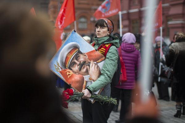 Женщина с портретом И. Сталина перед возложением цветов к месту захоронения Иосифа Сталина