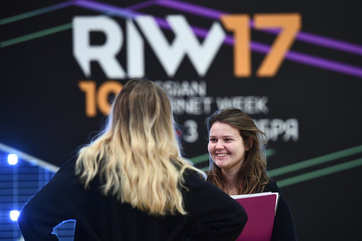 Посетители на Russian Internet Week (Неделя российского интернета / RIW) в центральном выставочном комплексе Экспоцентр в Москве