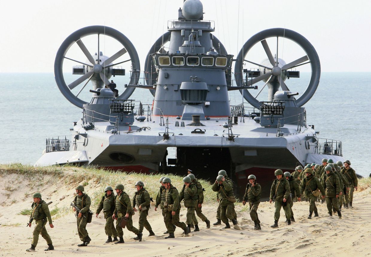 Малый десантный корабль на воздушной подушке (МДКВП) Мордовия и бронетранспортер БТР-80 на совместных российско-белорусских учениях Щит Союза-2015 в Калининградской области Малый десантный корабль на воздушной подушке (МДКВП) Мордовия и бронетранспортер БТР-80 на совместных российско-белорусских учениях Щит Союза-2015 в Калининградской области